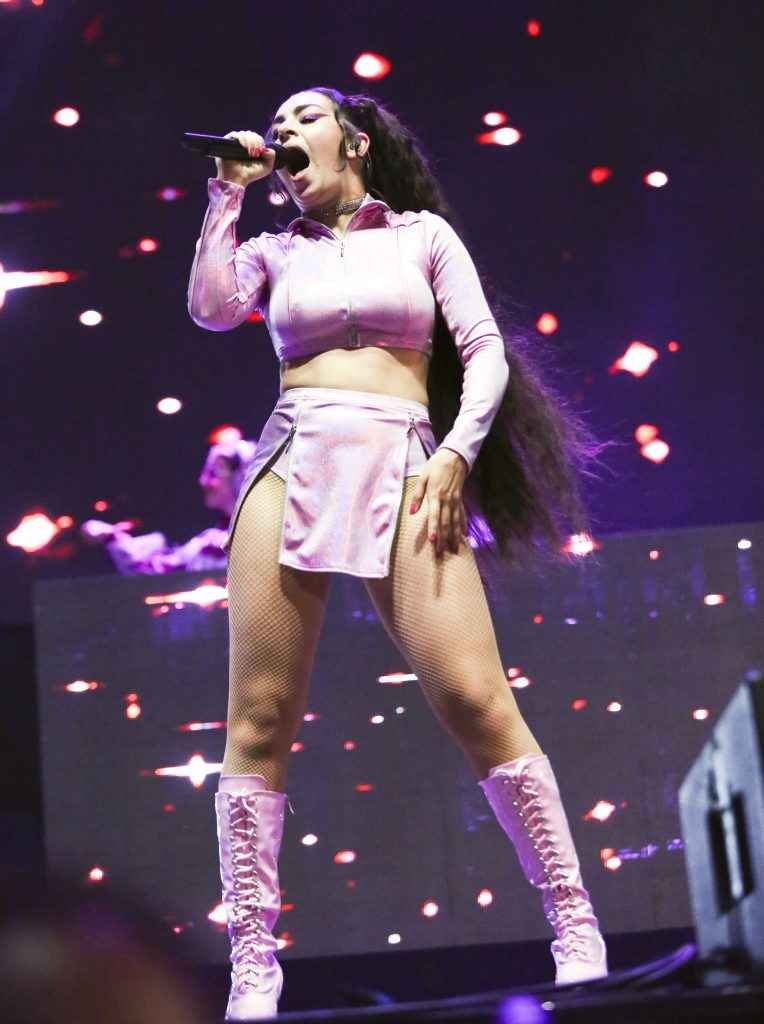 Charli XCX très chaude en concert à Los Angeles