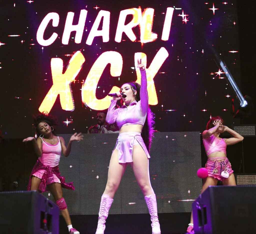 Charli XCX très chaude en concert à Los Angeles