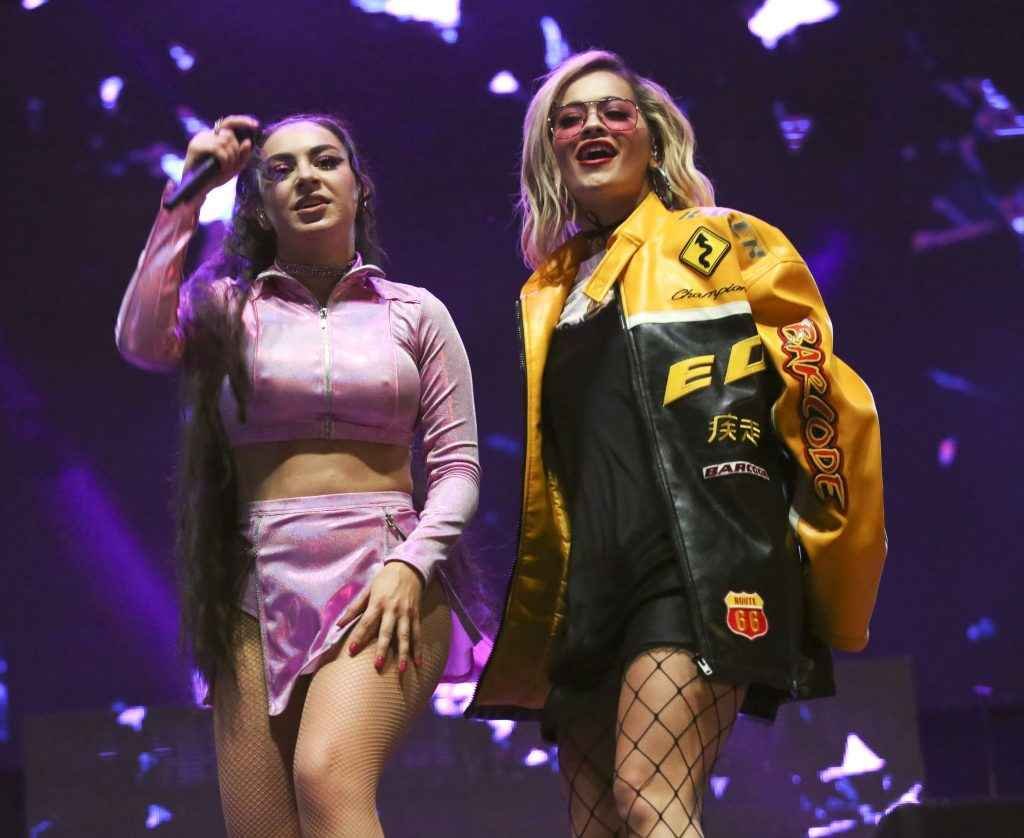 Charli XCX très chaude en concert à Los Angeles