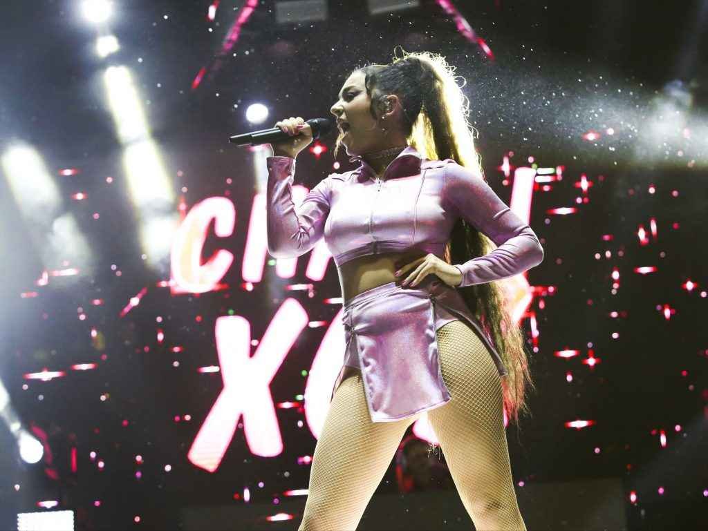 Charli XCX très chaude en concert à Los Angeles