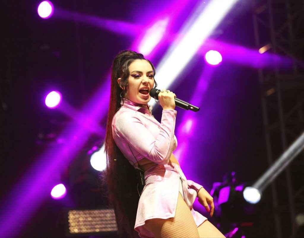 Charli XCX très chaude en concert à Los Angeles