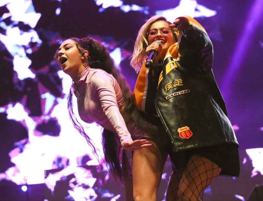 Charli XCX très chaude en concert à Los Angeles