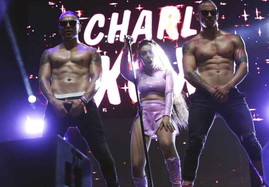 Charli XCX très chaude en concert à Los Angeles