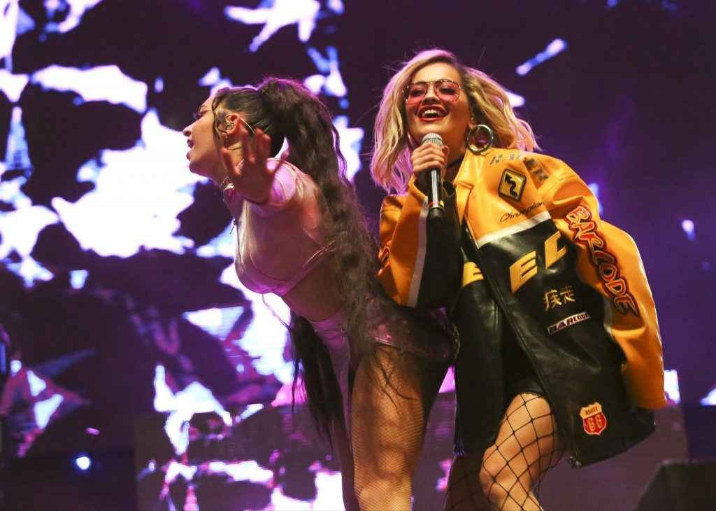 Charli XCX très chaude en concert à Los Angeles