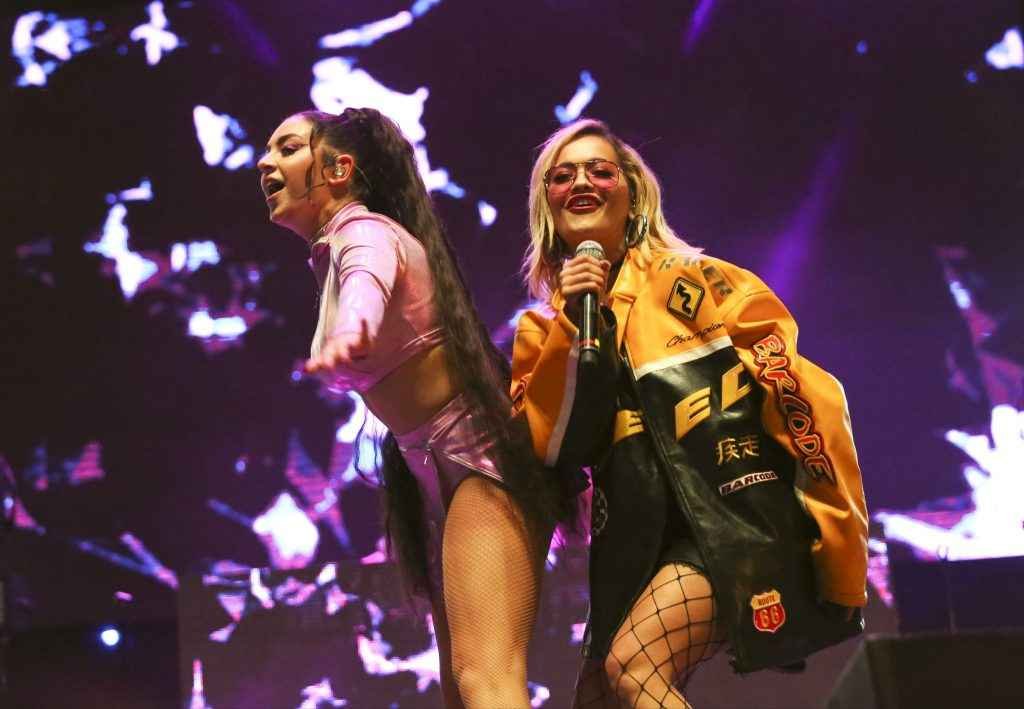 Charli XCX très chaude en concert à Los Angeles