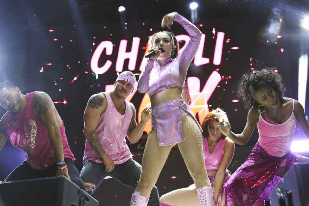 Charli XCX très chaude en concert à Los Angeles