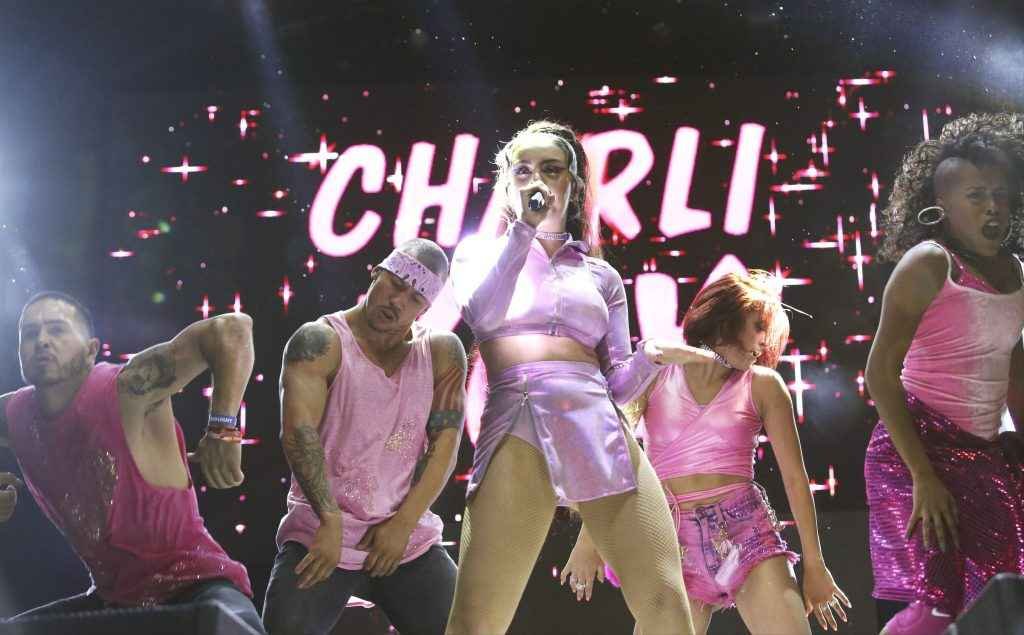 Charli XCX très chaude en concert à Los Angeles