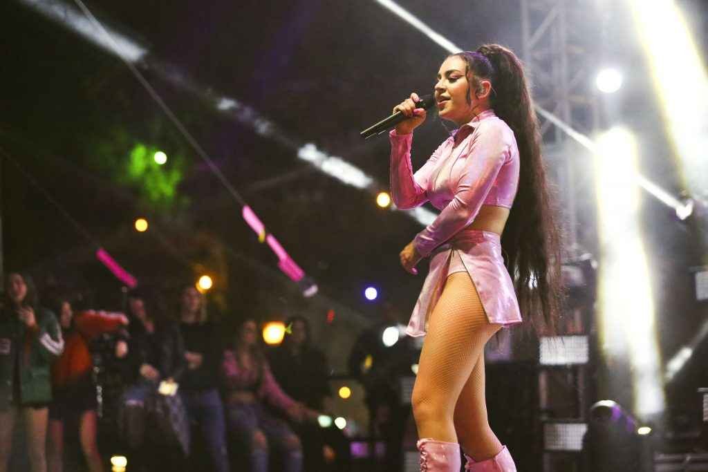 Charli XCX très chaude en concert à Los Angeles