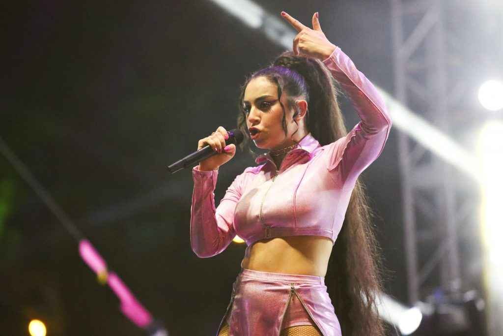 Charli XCX très chaude en concert à Los Angeles