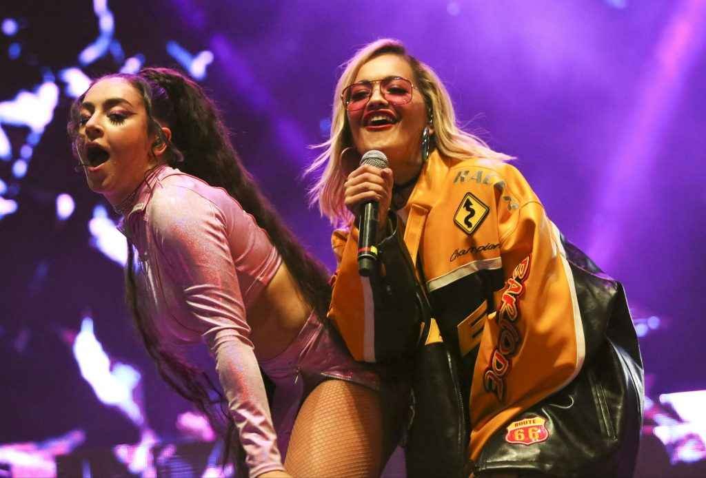 Charli XCX très chaude en concert à Los Angeles