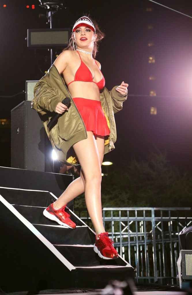 Charli XCX et sa petite culotte rose à Las Vegas