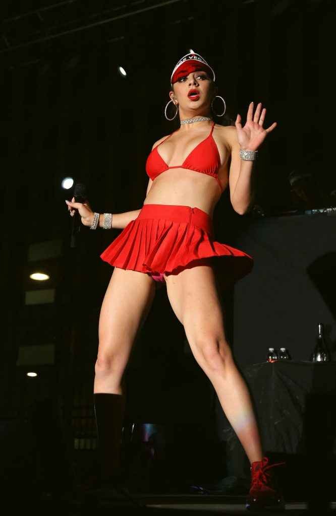 Charli XCX et sa petite culotte rose à Las Vegas