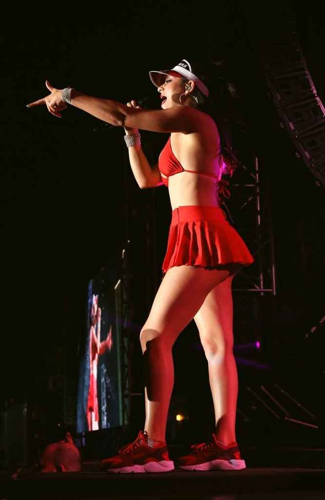 Charli XCX et sa petite culotte rose à Las Vegas