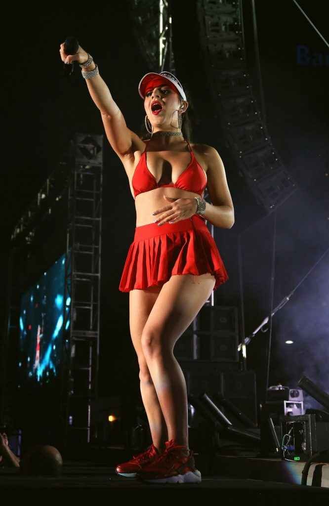 Charli XCX et sa petite culotte rose à Las Vegas