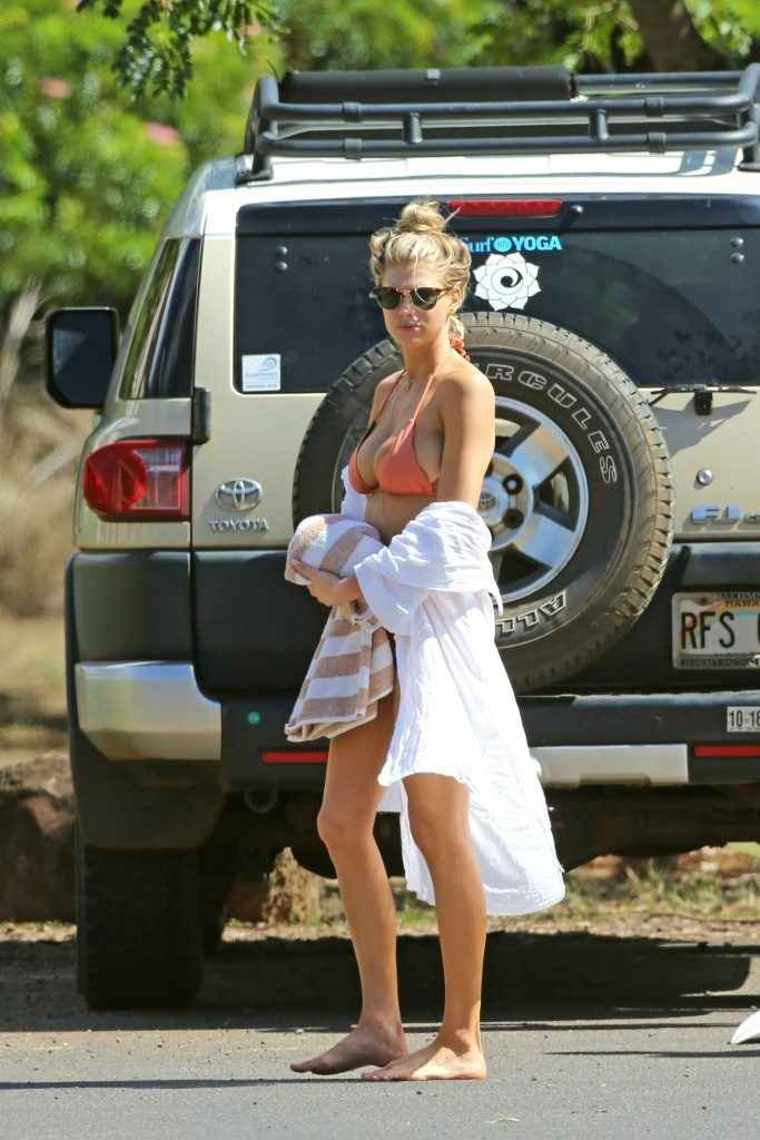 Charlotte McKinney en bikini à Hawaii