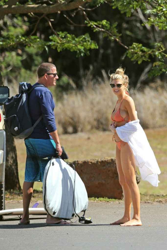 Charlotte McKinney en bikini à Hawaii