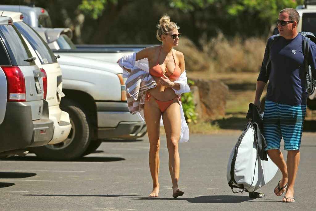 Charlotte McKinney en bikini à Hawaii