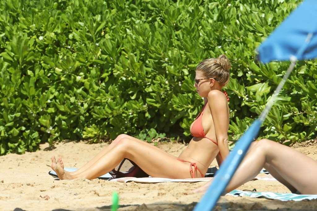 Charlotte McKinney en bikini à Hawaii