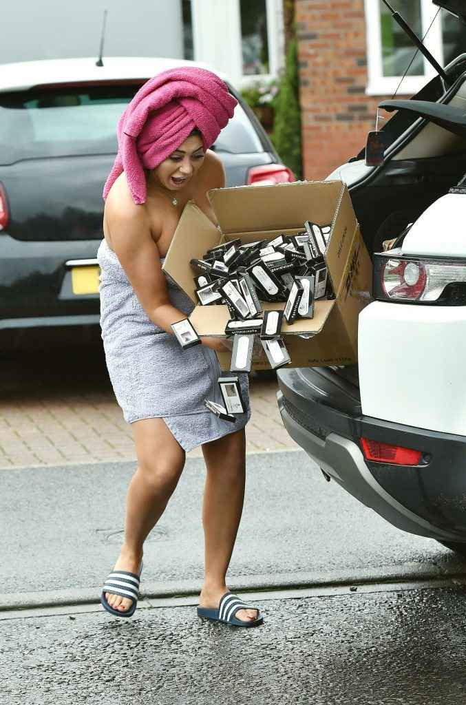 Chloe Ferry nue dans les rues de Newcastel