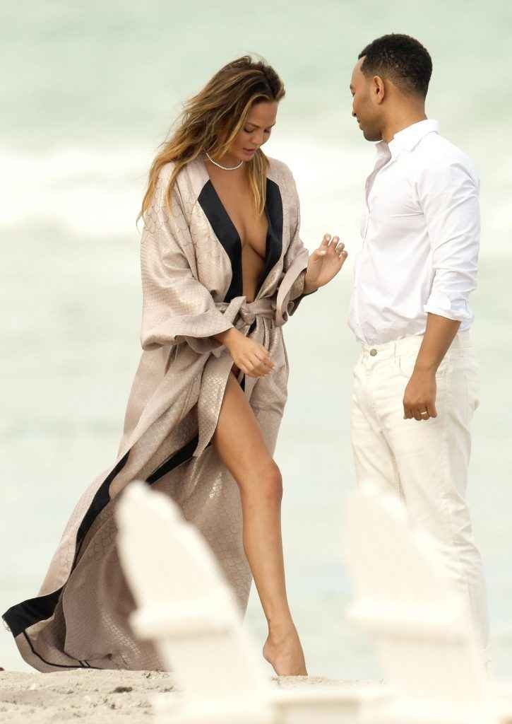 Chrissy Teigen seins nus