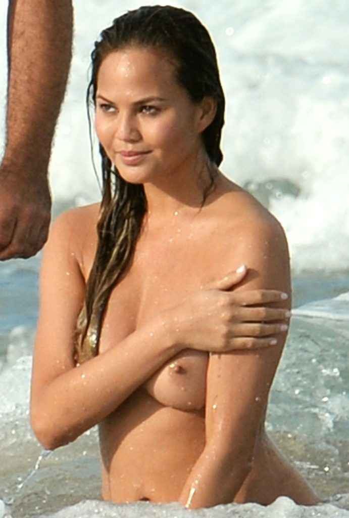 Chrissy Teigen seins nus