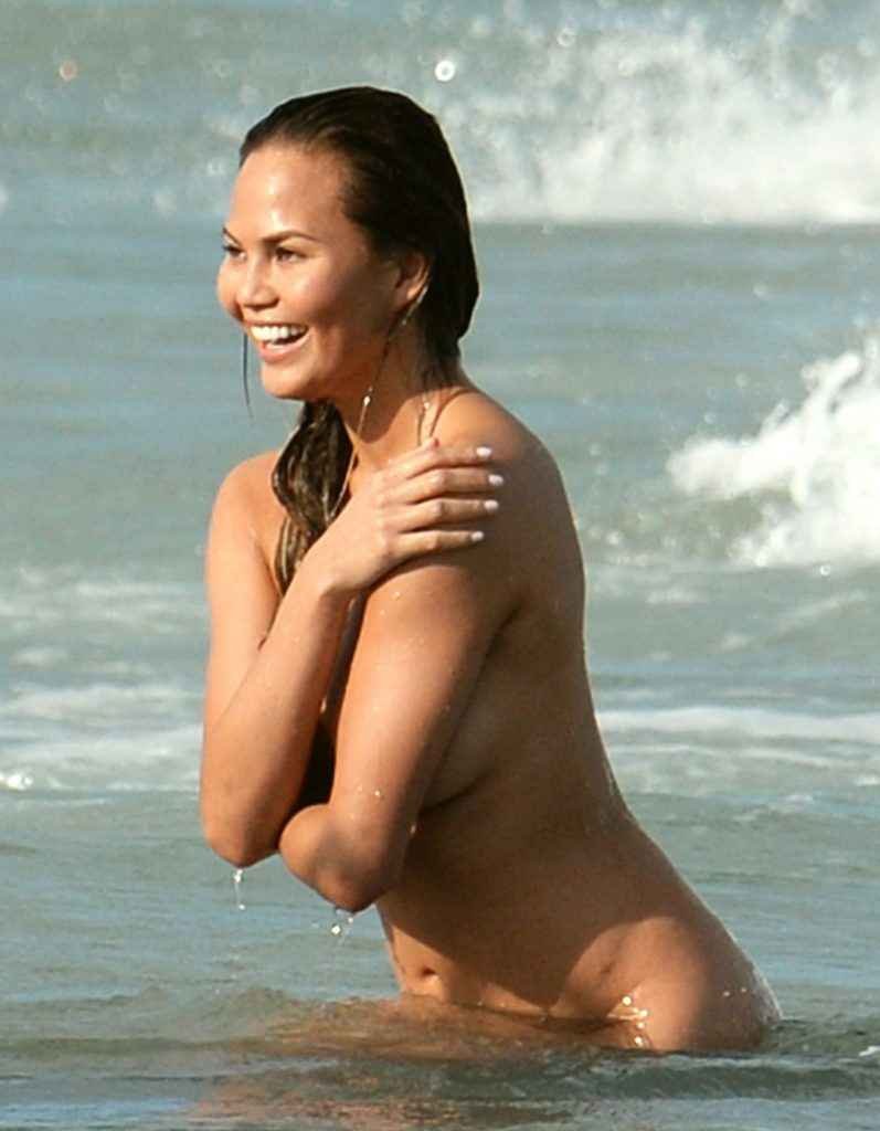 Chrissy Teigen seins nus