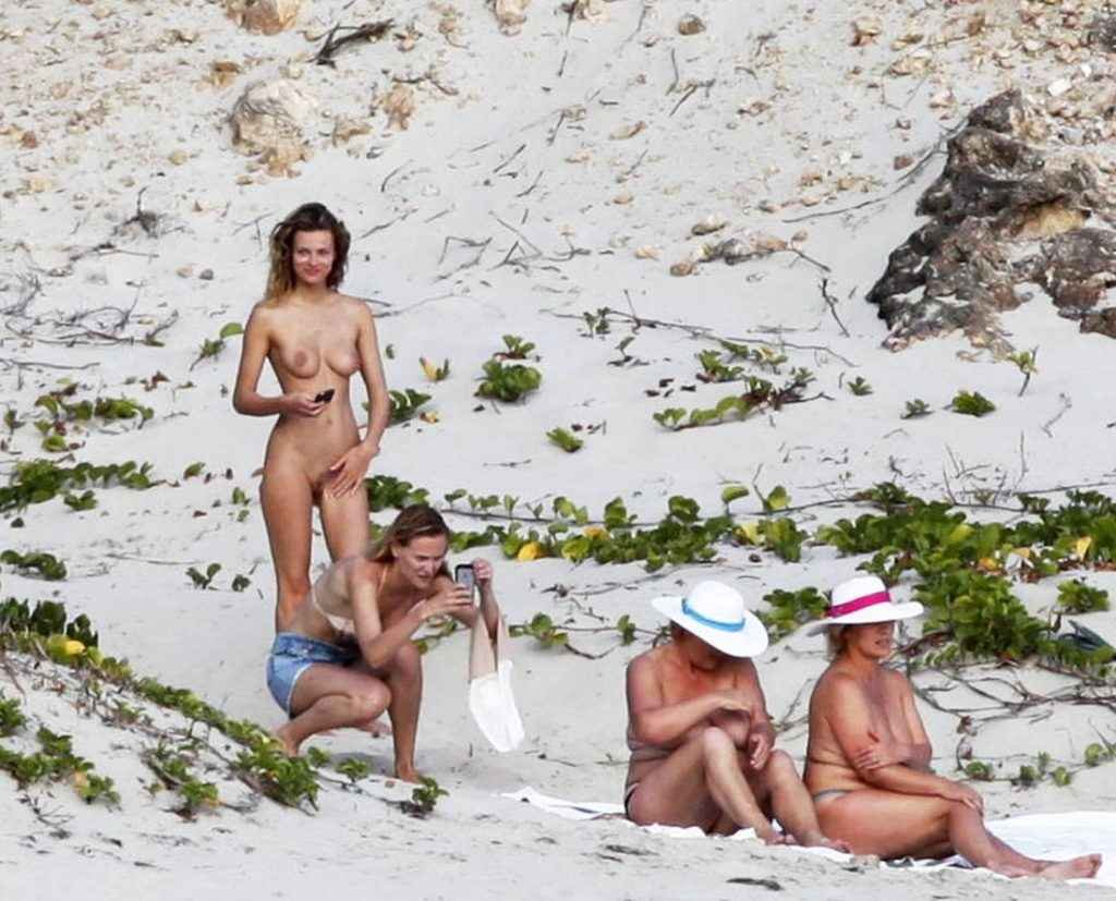 Edita Vilkeviciute nue à la plage