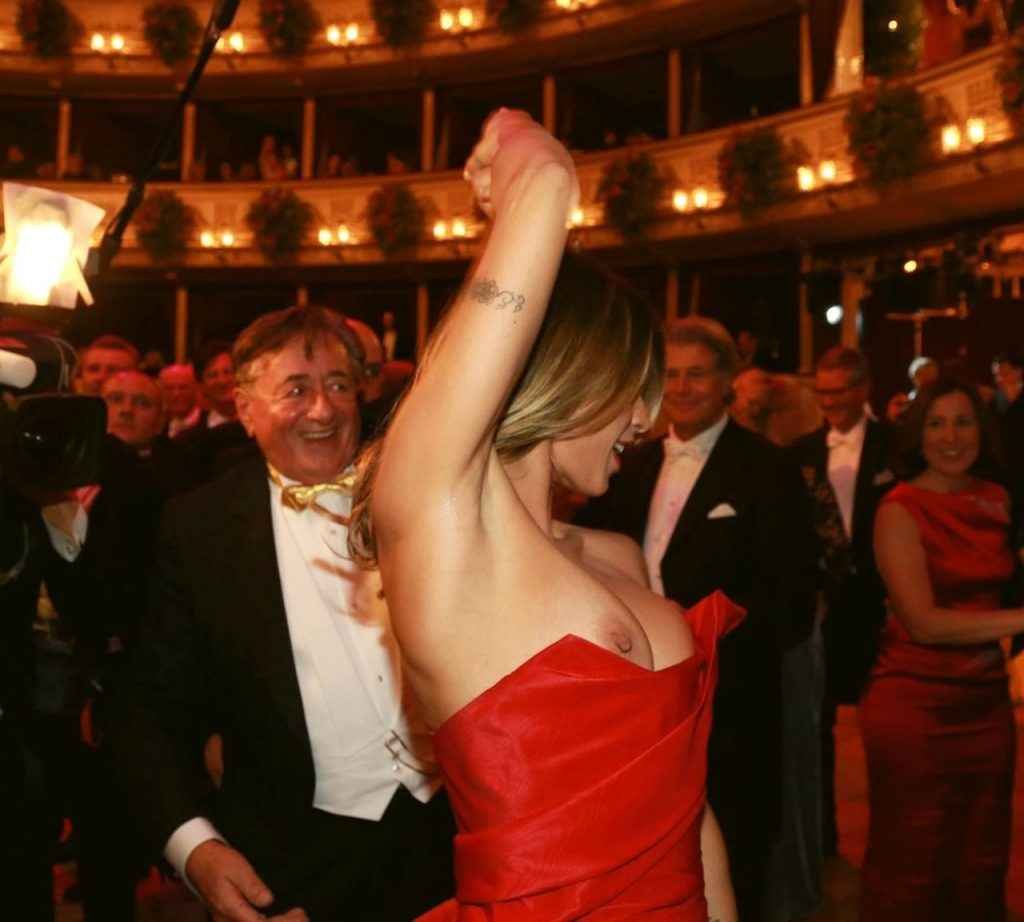 Oups, Elisabetta Canalis exhibe un sein nu