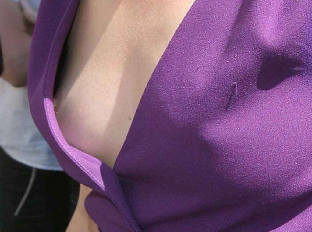 Elsa Zylberstein exhibe encore un sein nu