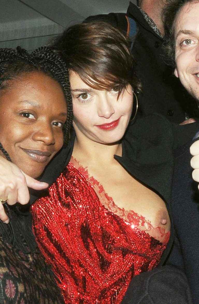 Oups, Emma De Caunes exhibe un sein nu en soirée