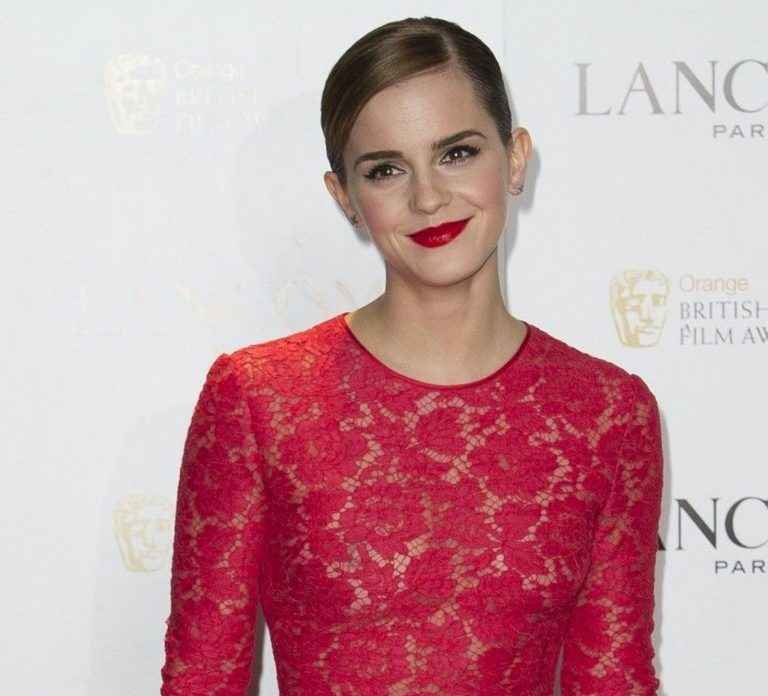 Emma Watson seins nus sous son chemisier transparent, février 2012