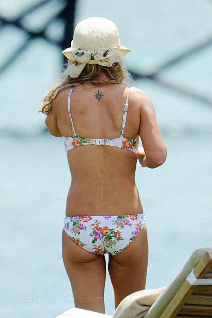 Geri Halliwell a les seins trop gros pour son bikini