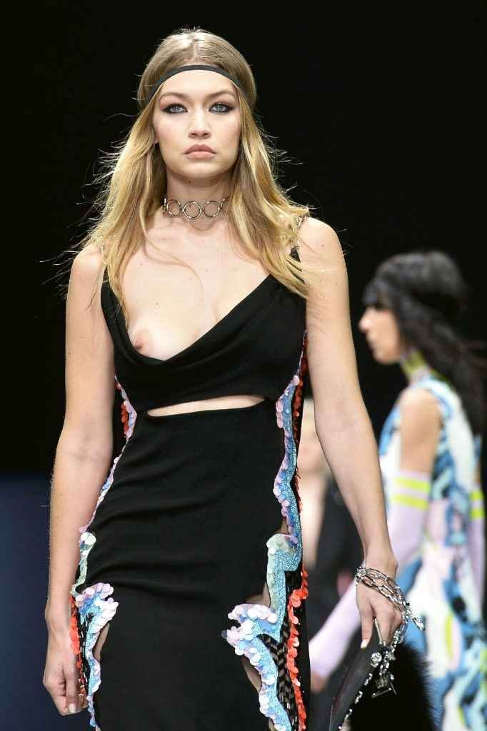 Gigi Hadid exhibe un sein à la Fashion Week