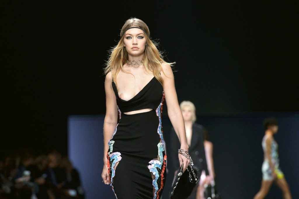 Gigi Hadid exhibe un sein à la Fashion Week