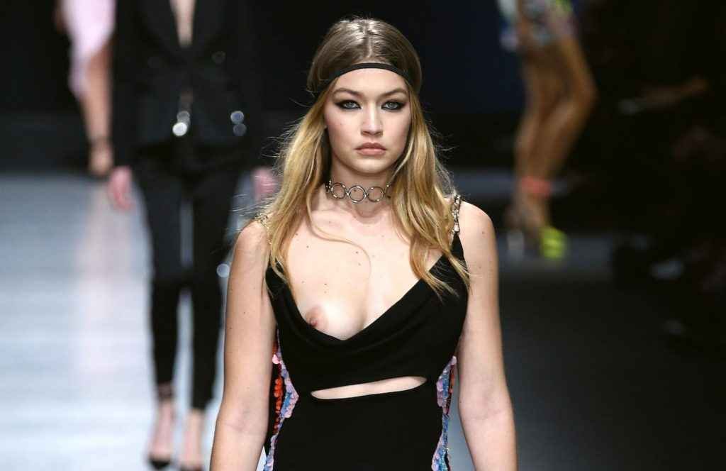 Gigi Hadid exhibe un sein à la Fashion Week