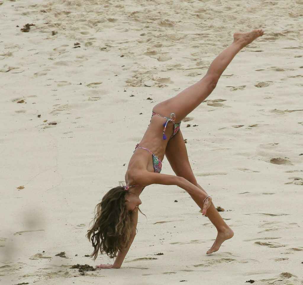 Izabel Goulart fait la roue en bikini à Saint Barth