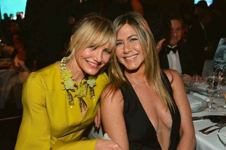 Jennifer Aniston arbore un décolleté très ouvert