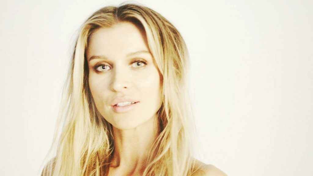 Joanna krupa nue dans Treats!