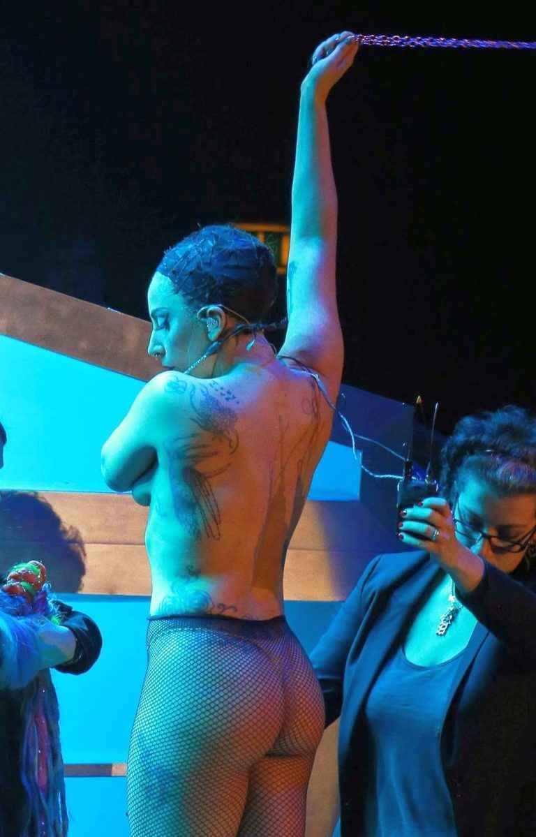 Lady Gaga à moitié nue à l’Artpop Ball de Milan