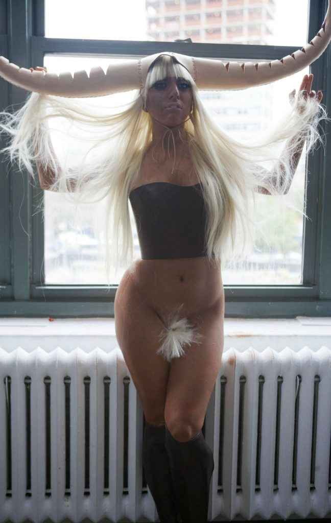 Lady Gaga nue dans V Mag