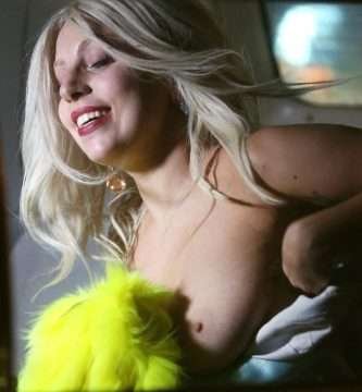 Lady Gaga seins nus