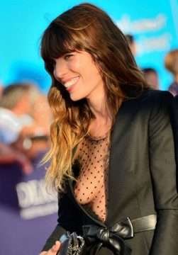 Lou Doillon exhibe un sein à Deauville