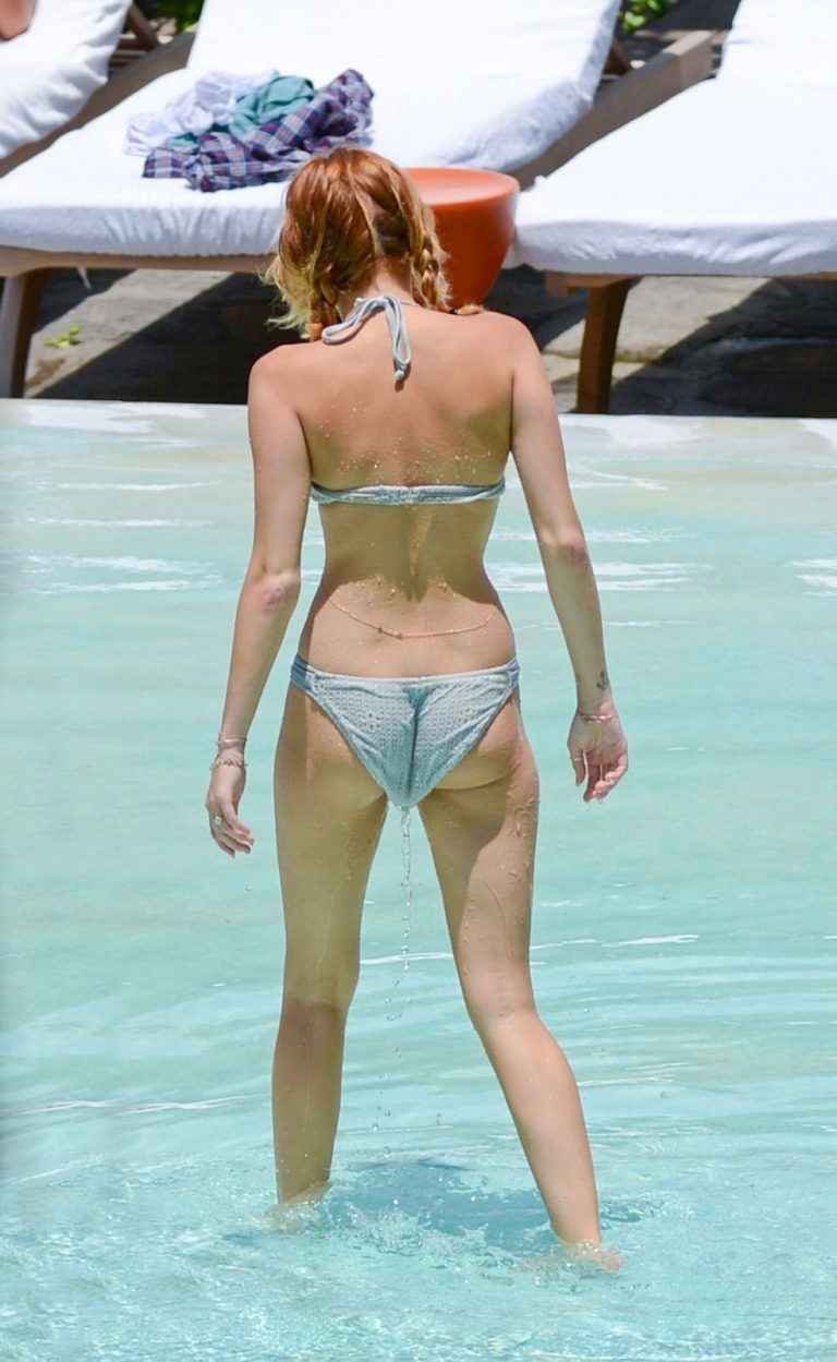 Miley Cyrus en bikini au bord de la piscine