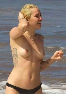 Miley Cyrus seins nus à la plage