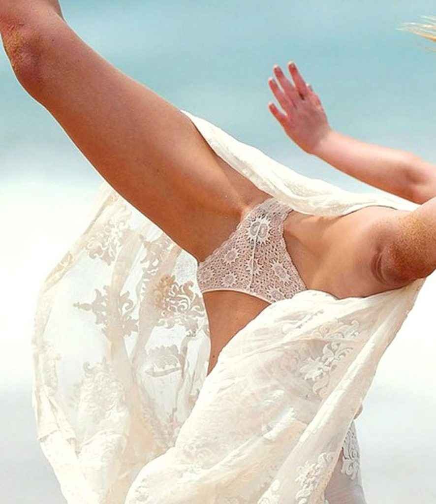 Miranda Kerr fait la roue avec une petite culotte transparente
