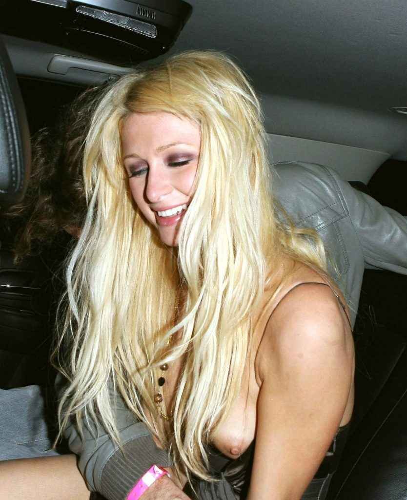 Oups, Paris Hilton exhibe un sein nu