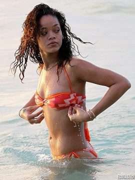 Rihanna toute mouillée en bikini à La Barbade, décembre 2011