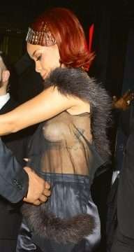 Rihanna seins nus sous son chemisier transparent