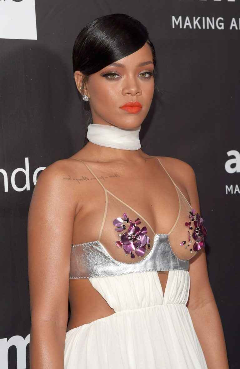 Rihanna seins nus au gala AMFAR