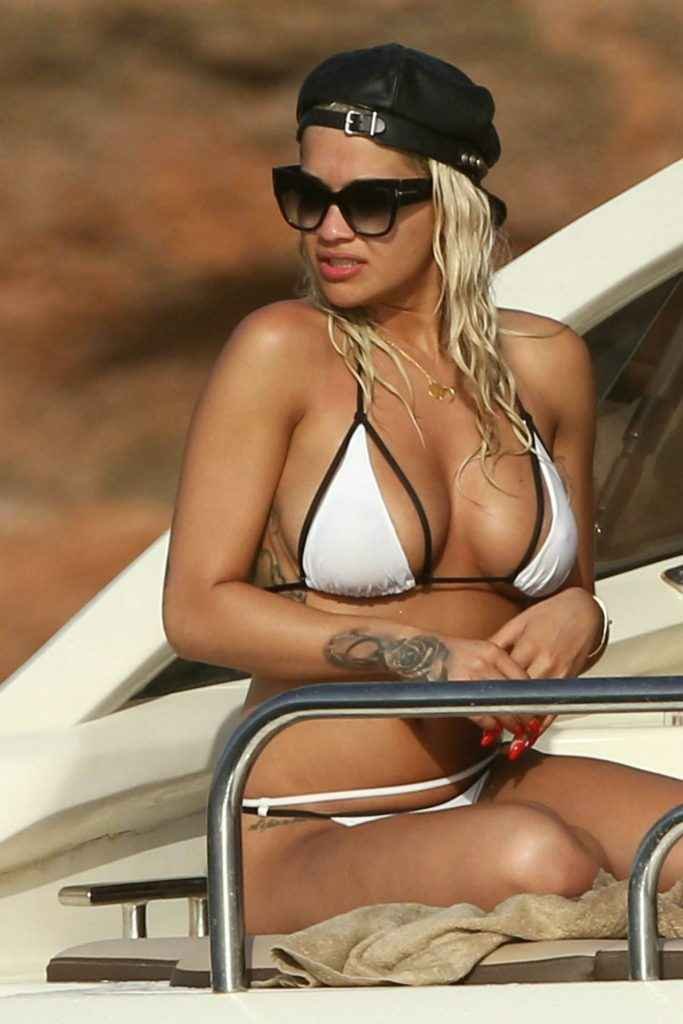 Rita Ora en bikini à La Barbade